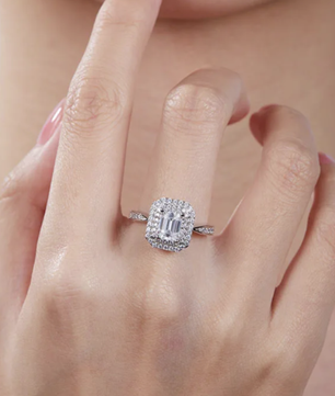 The Lioré Emerald Halo Ring