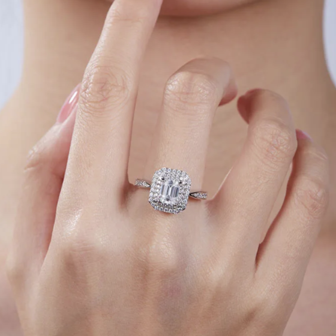 The Lioré Emerald Halo Ring