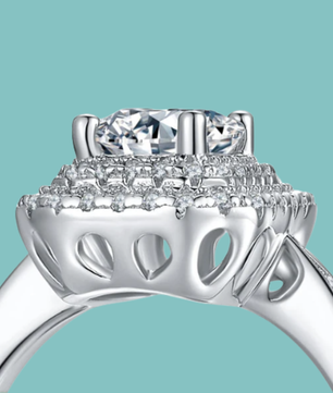 The Lioré Emerald Halo Ring