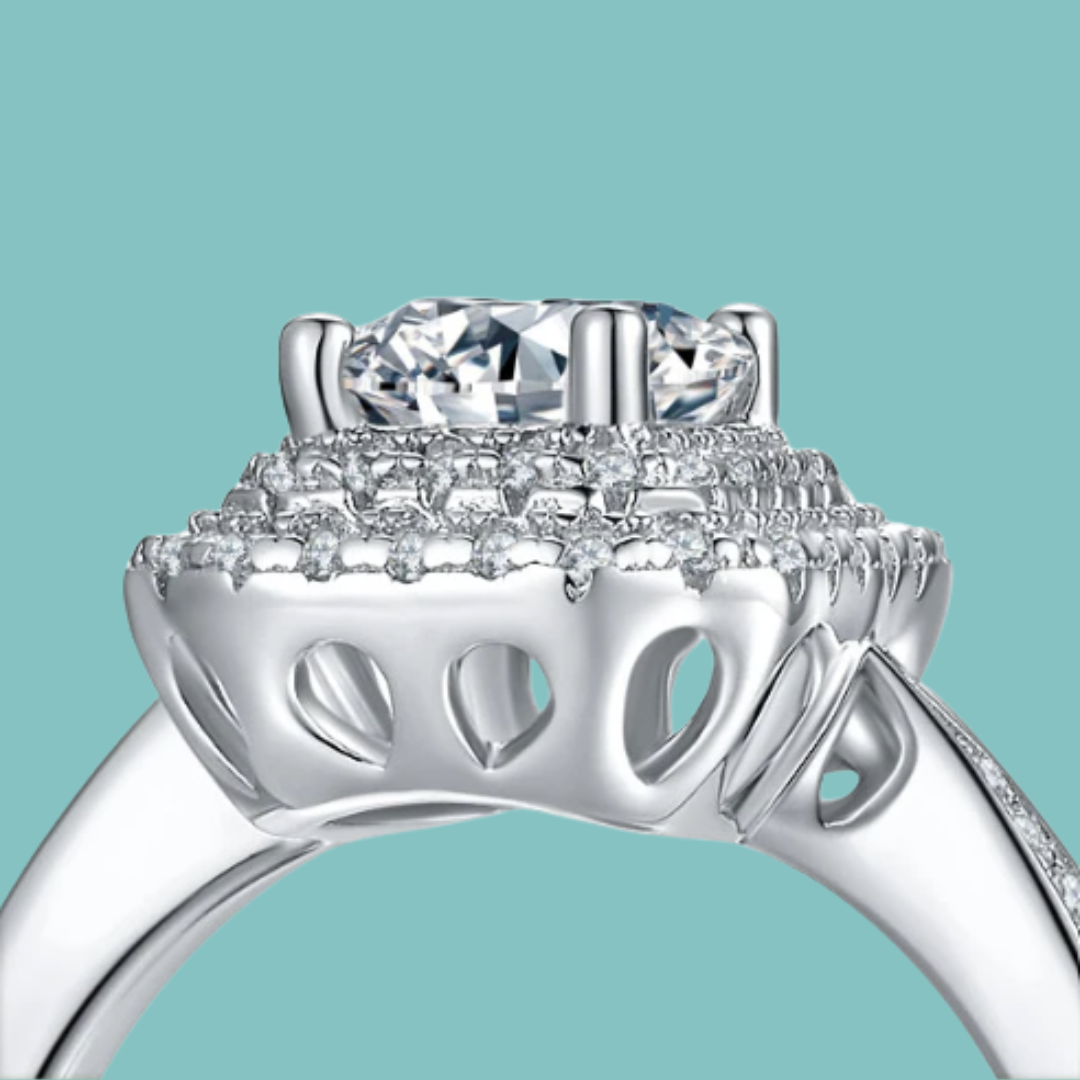 The Lioré Emerald Halo Ring