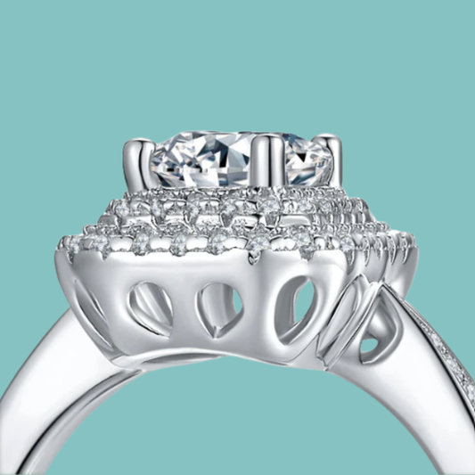 The Lioré Emerald Halo Ring