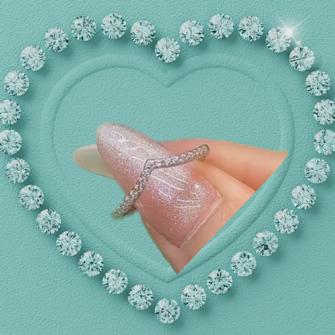 Knife edge V band with diamond-like stones on a silver ring